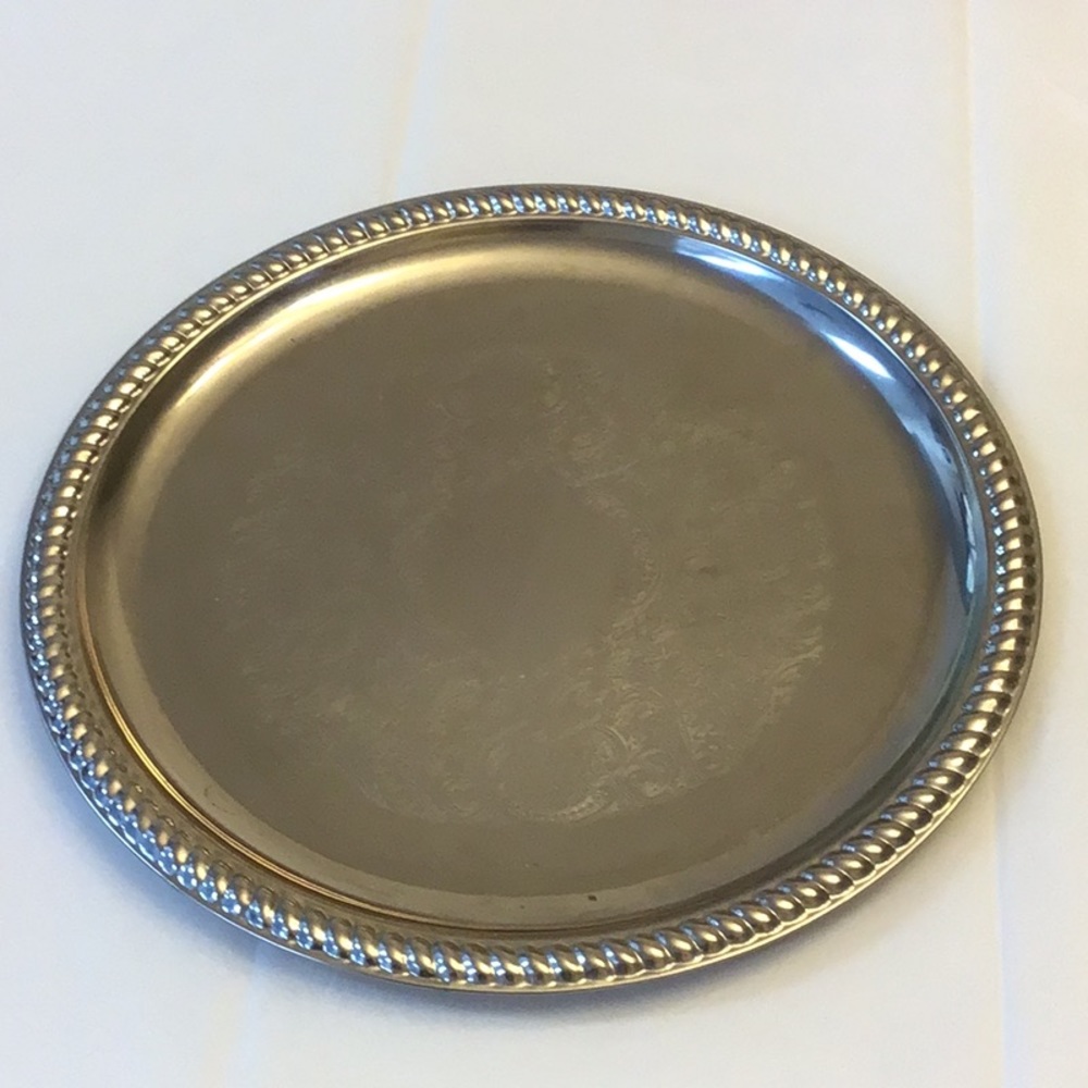 ⭐️10/10.00⭐️ Greenbrier tin platter with design, has usage wear,